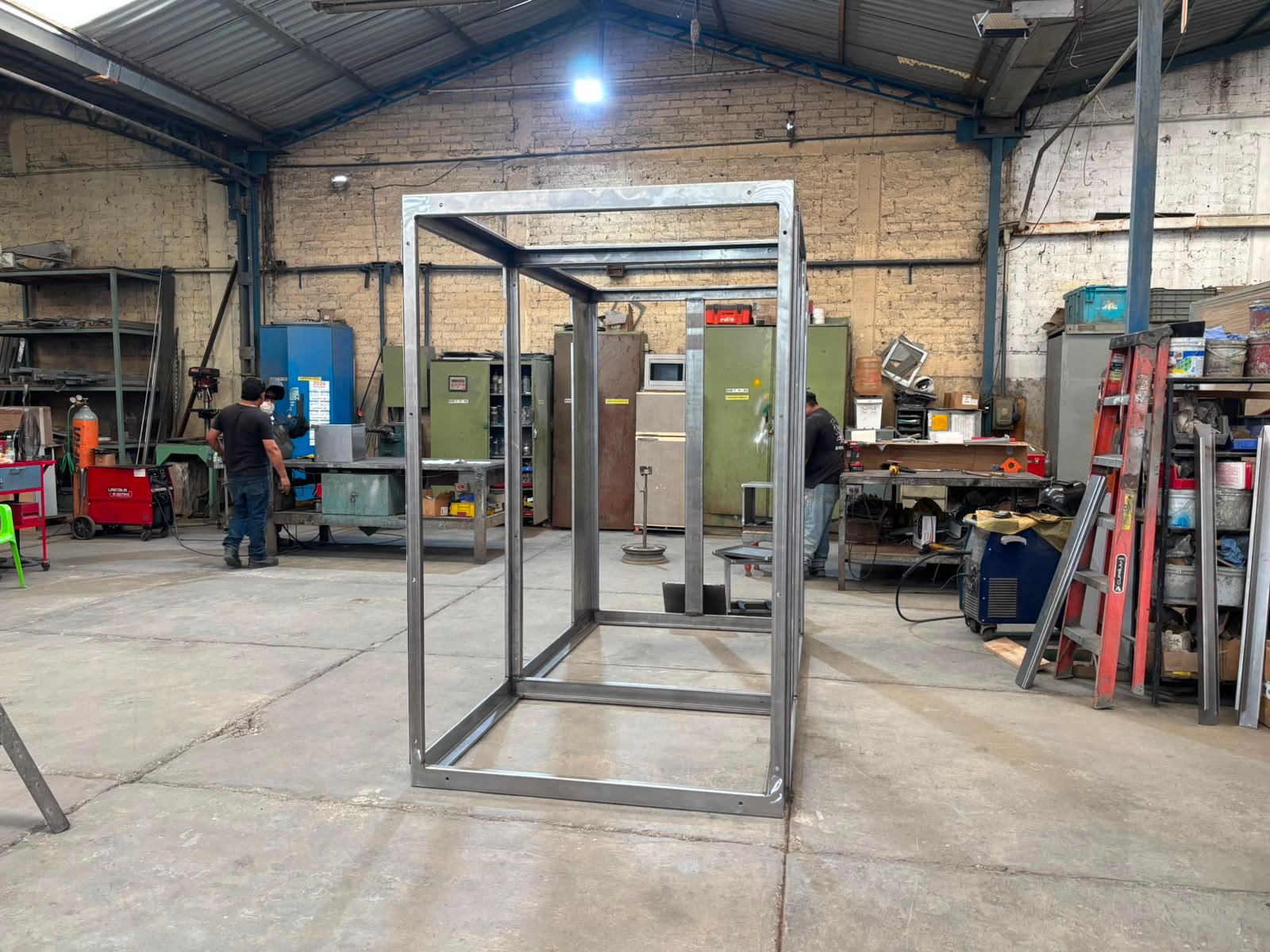 Estructura de subestación en fabricación